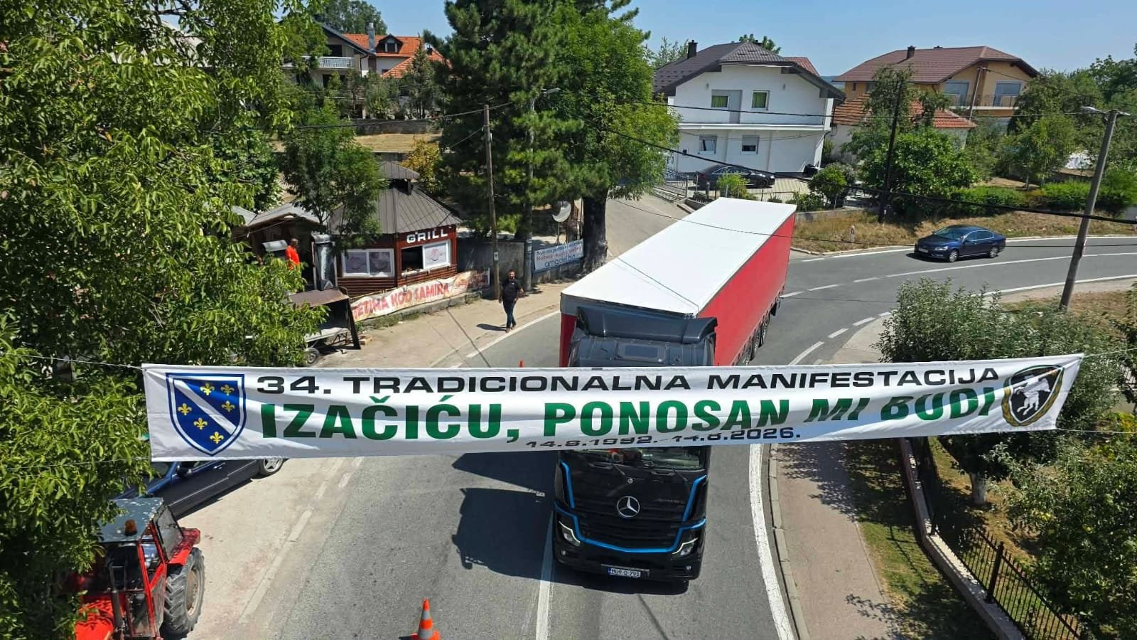 Pogled na Izačić i okolni krajiški pejzaž